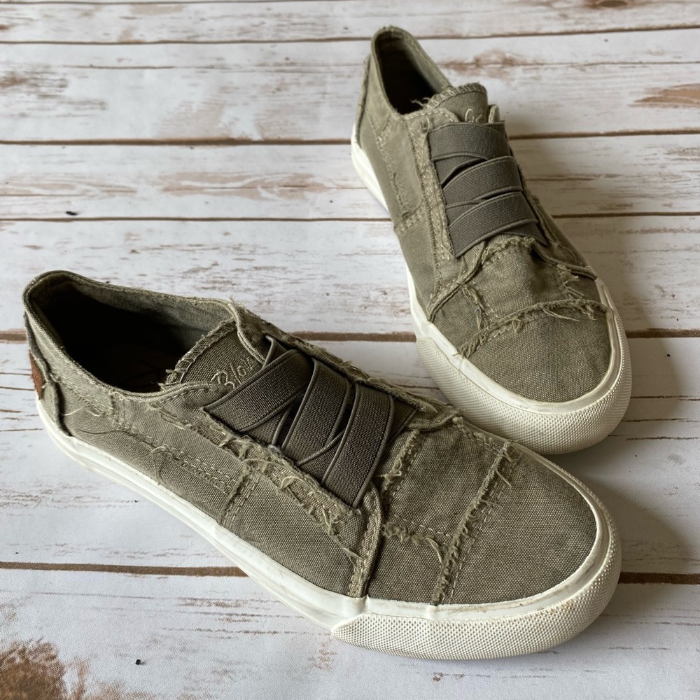 BLOWFISH SLIP ON SNEAKER. Size 6 1/2